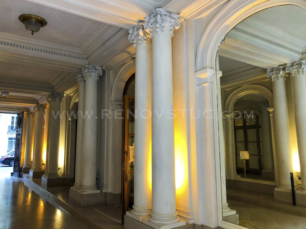 Colonnes en stuc réalisées par RenovStuc dans un hall haussmannien à Paris