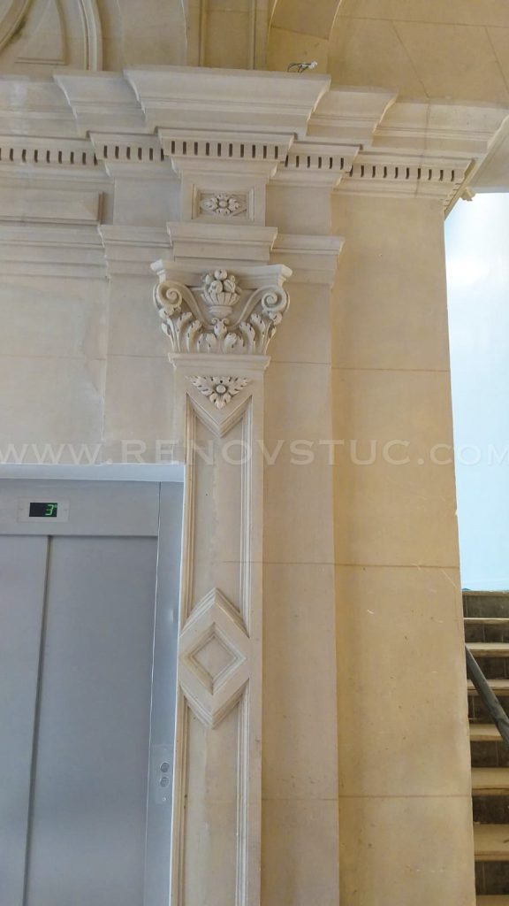 Chapiteau et pilastre en stuc sculpté, réalisation RenovStuc à Paris